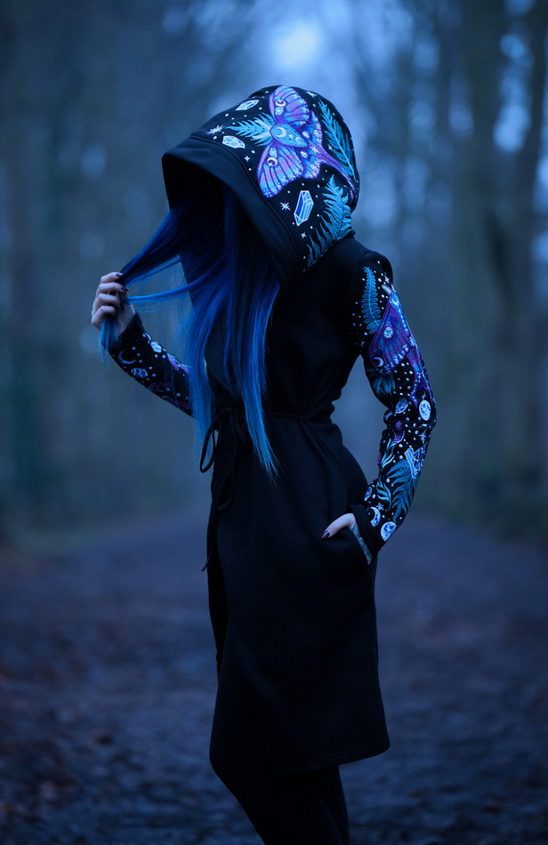 ENCHANTED FOREST HOODIE Bluza z haftem ćma i paproć